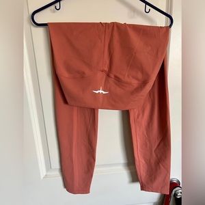 The Iwa Company leggings in bird of paradise color seamless front